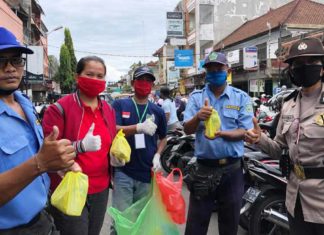 Anggota Dewan Bersama Relawan LPBI NU Tabanan Turun Ke Masyarakat Bantu Bagi Nasi Bungkus