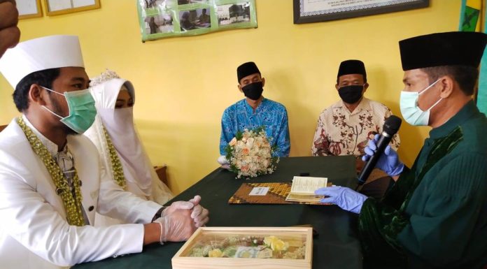 Terharu, Nikah Di KUA Tanpa Undang Teman Temanya Suasana Covid-19