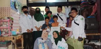 NU CARE-LAZISNU Tabanan Serahkan Bantuan Untuk Korban Kebakaran dan Kecelakaan Seorang Pedagang
