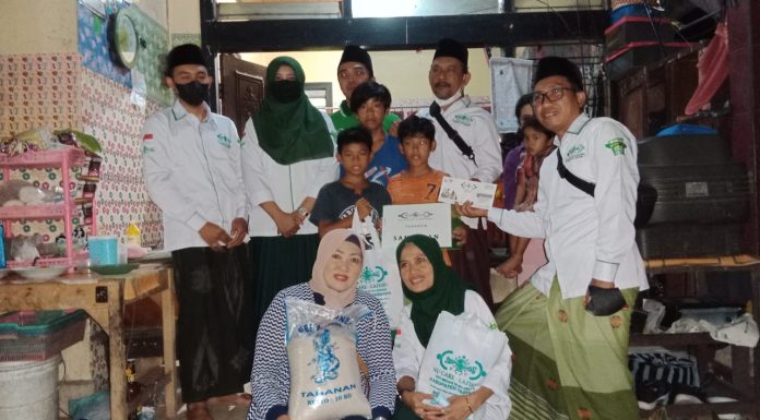 NU CARE-LAZISNU Tabanan Serahkan Bantuan Untuk Korban Kebakaran dan Kecelakaan Seorang Pedagang