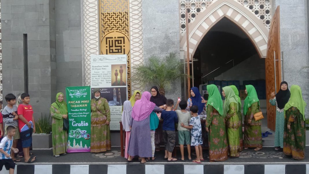 PAC Muslimat NU Kec. Tabanan berbagi kebahagiaan dalam menyemarakkan Bulan Suci Ramadhan