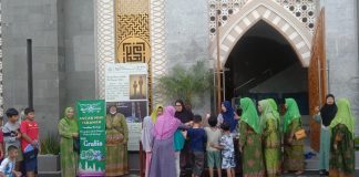 PAC Muslimat NU Kec. Tabanan berbagi kebahagiaan dalam menyemarakkan Bulan Suci Ramadhan