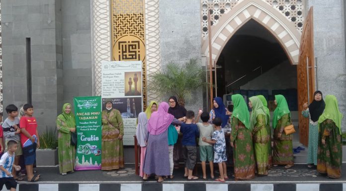 PAC Muslimat NU Kec. Tabanan berbagi kebahagiaan dalam menyemarakkan Bulan Suci Ramadhan