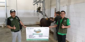 Lembaga Amil Zakat Infaq dan Shadaqah Nahdlatul Ulama (NU Care-LAZISNU) PCNU Kabupaten Tabanan menyembelih kurban sapi.
