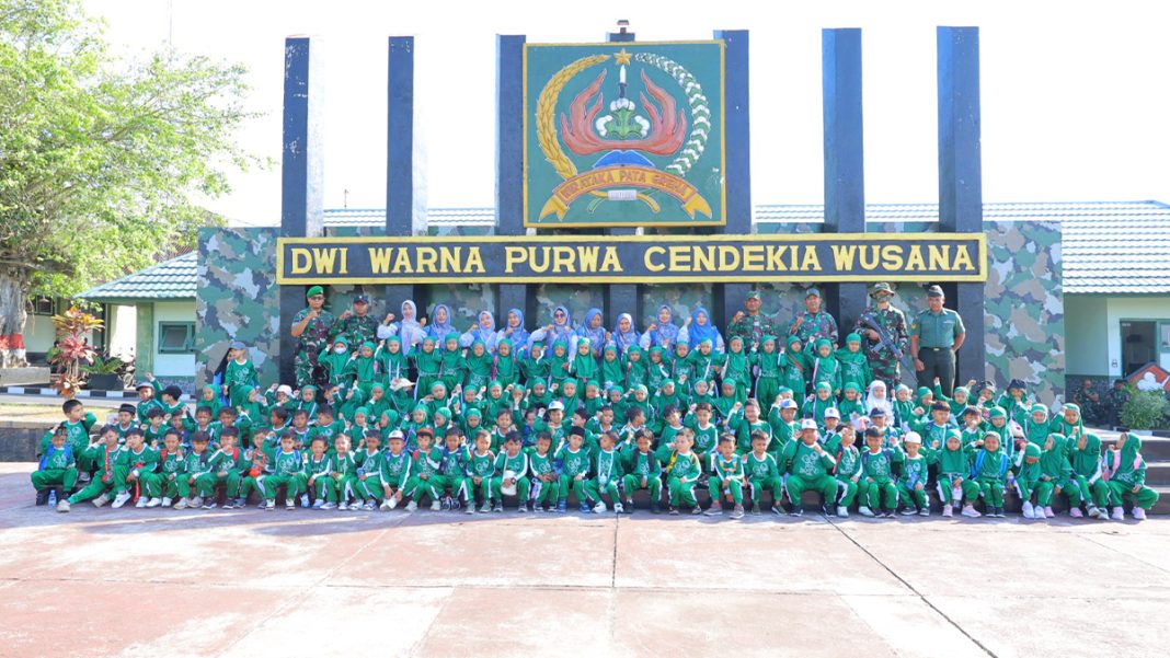 TK Mustika Ibu Tabanan Tanamkan Cinta Tanah Air melalui Outing Class Bersama TNI AD