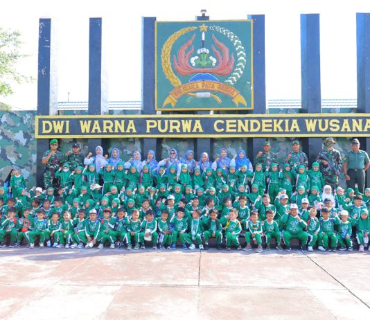 TK Mustika Ibu Tabanan Tanamkan Cinta Tanah Air melalui Outing Class Bersama TNI AD