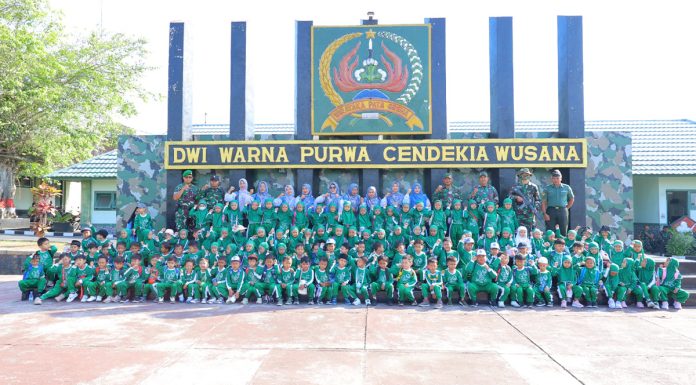 TK Mustika Ibu Tabanan Tanamkan Cinta Tanah Air melalui Outing Class Bersama TNI AD TK Mustika Ibu Tabanan Tanamkan Cinta Tanah Air melalui Outing Class Bersama TNI AD