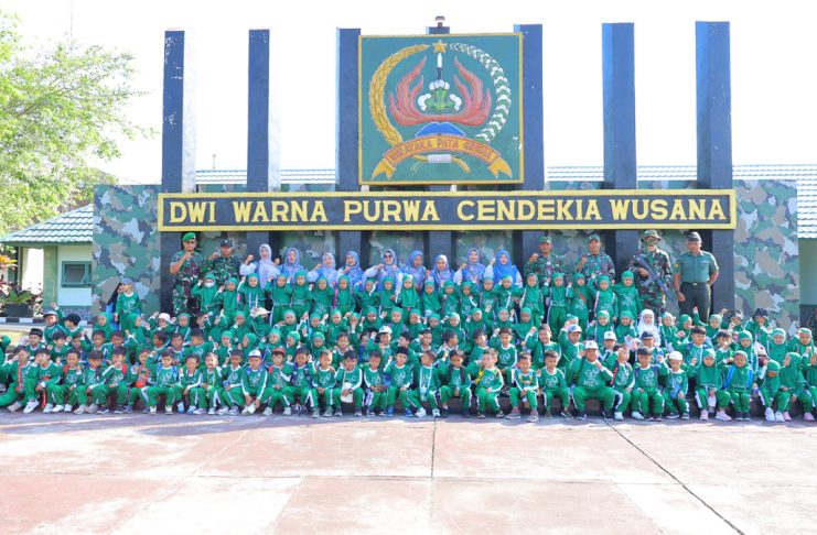 TK Mustika Ibu Tabanan Tanamkan Cinta Tanah Air melalui Outing Class Bersama TNI AD